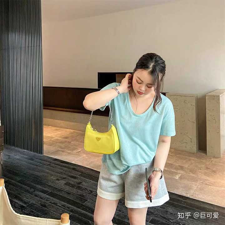 夏天穿衣服,因为衣服很薄,所以会显得下部很凸,很尴尬