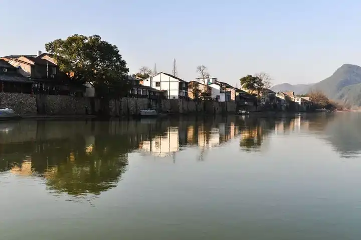 南浔古镇是江南唯一中西合璧的水乡,欧式的建筑与江南的白墙灰瓦融合