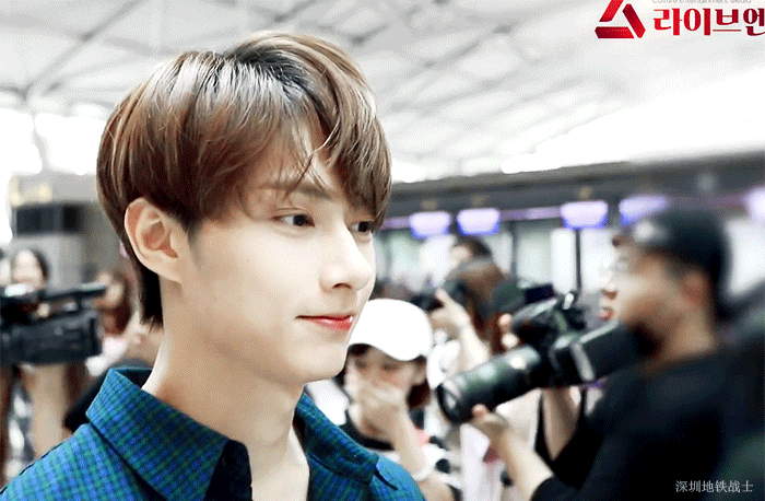 他比较喜欢开玩笑,说一些土味情话或者是冷笑话,兴趣是抢自己微博的