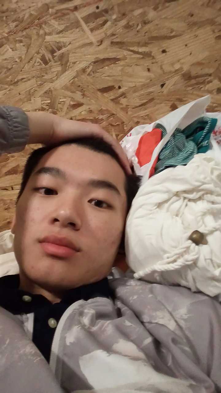 厚嘴唇男生该如何打扮?