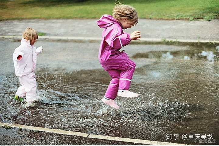 孩子模仿佩奇雨后跳泥坑,看见水洼就去踩,溅的浑身是水,怎样说服教育