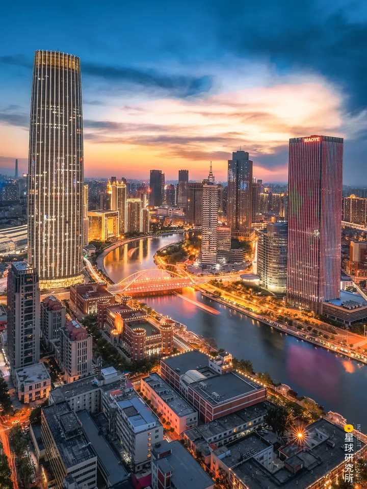图中心为大沽桥,左侧的高楼为天津环球金融中心,远处为天津之门,摄影