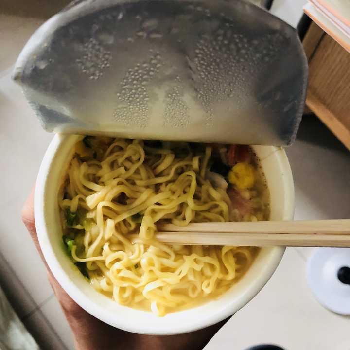 挺喜欢吃霓虹便利店里的这种泡面.