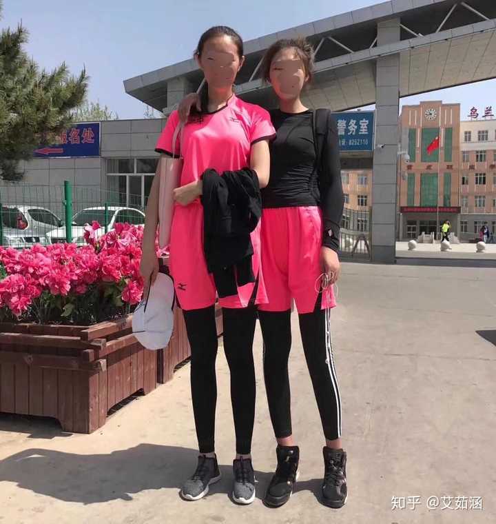 高中有一个女孩子173cm,她当时就不显胖,我一直以为她比我瘦,他一直说