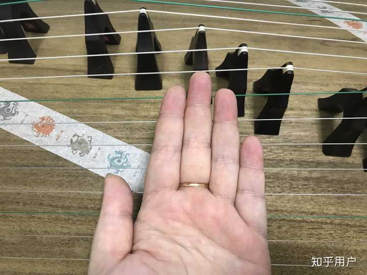 古筝左手按弦是用手指尖按,还是用手指与假指甲之间的缝隙按?