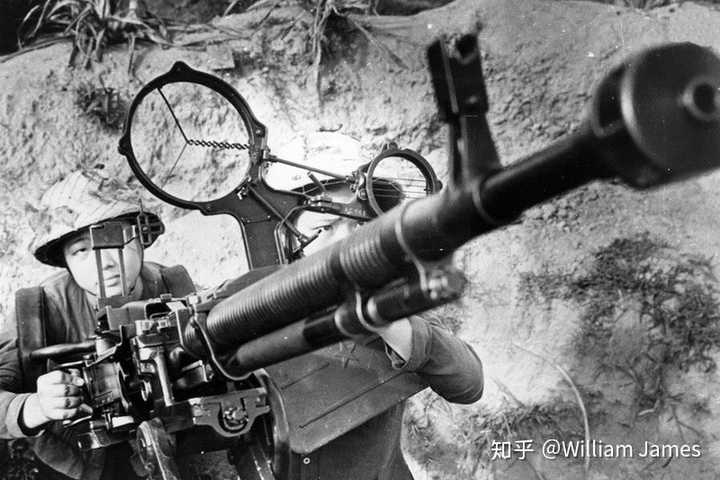高射状态的dshkm/54式高射机枪,可见对空瞄具比普通的对地瞄具复杂得