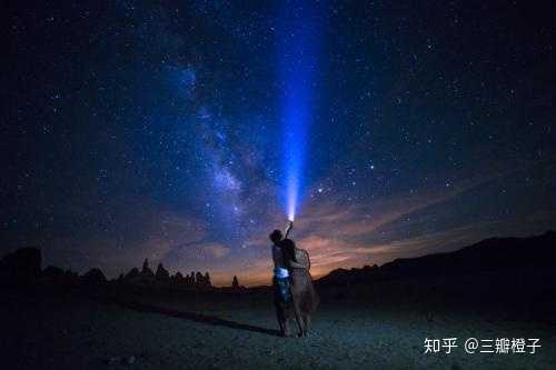 听说最浪漫的就是陪爱的人看漫天星辰 这份陪伴有了,这份"星辰大海"