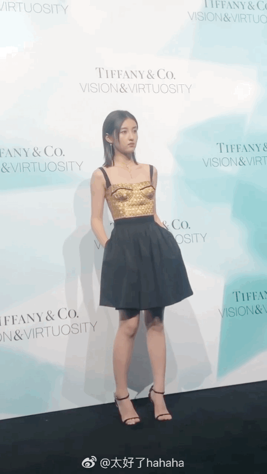 but仪态真的要注意了,因为个子小,所以更要瘦.(每天操碎了心啊) 妹妹