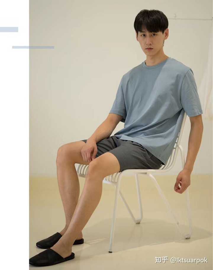 18—22岁的大学生男生怎么搭配服装显得出众?