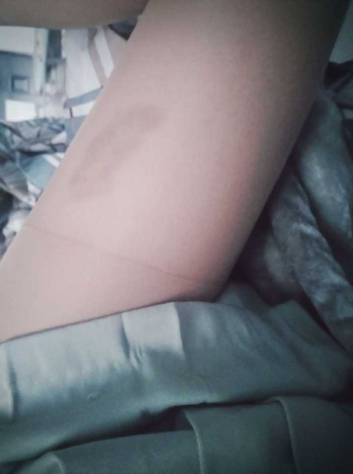 女生还记得自己第一次穿丝袜时的感觉吗?