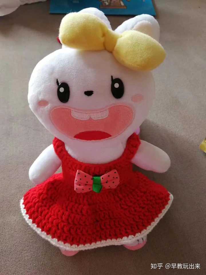 给女儿喜欢的玩偶兔子钩的换装裙子.