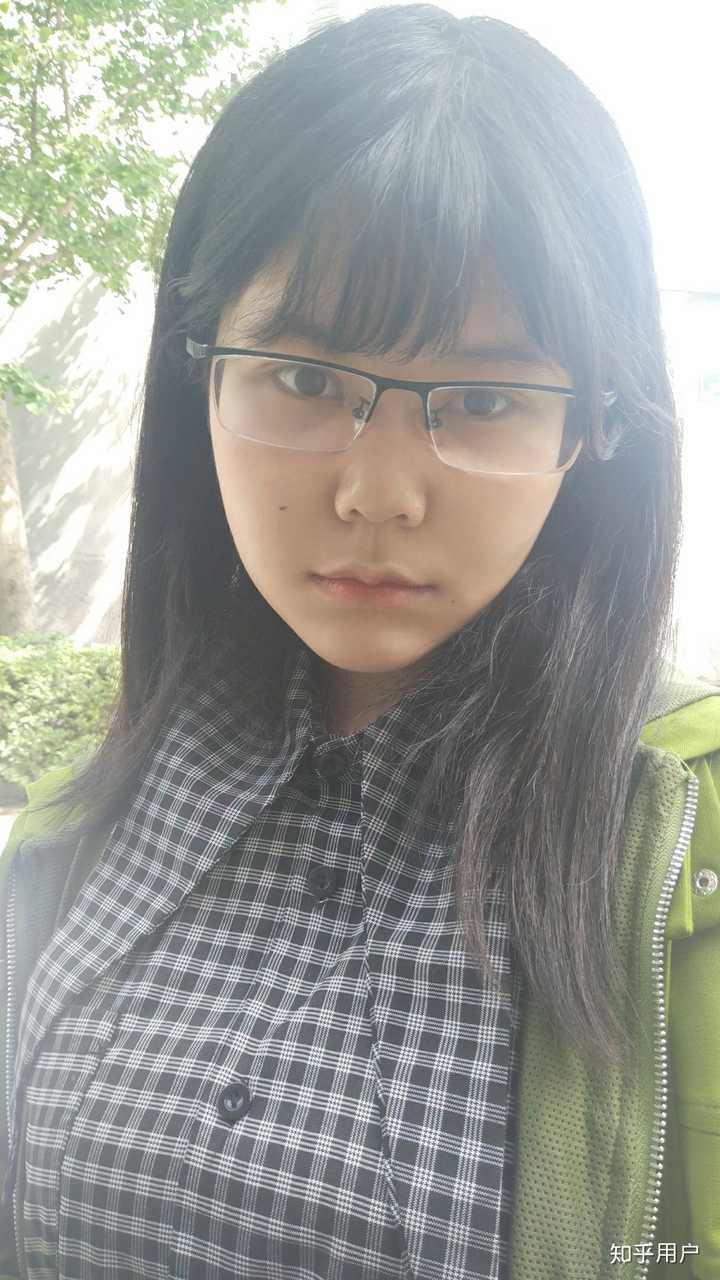 戴眼镜的女孩怎样自拍好看?