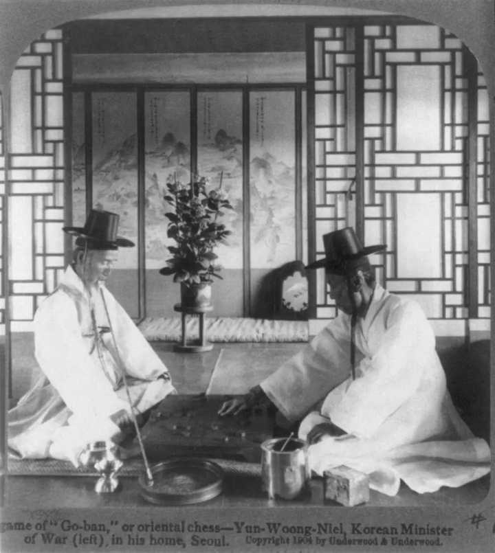 1904年下象棋的朝鲜两班贵族