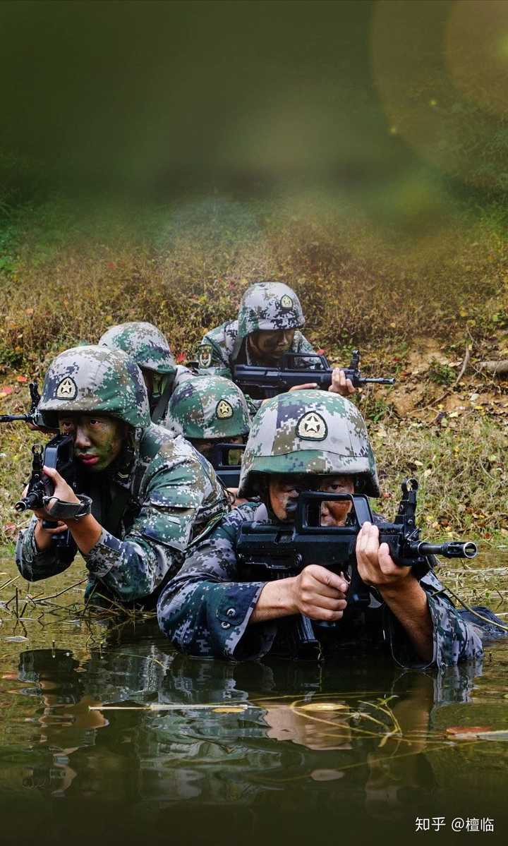 他们的名字叫: 中国军人! 身着军装,手握钢枪,眼神坚毅,英姿飒爽!
