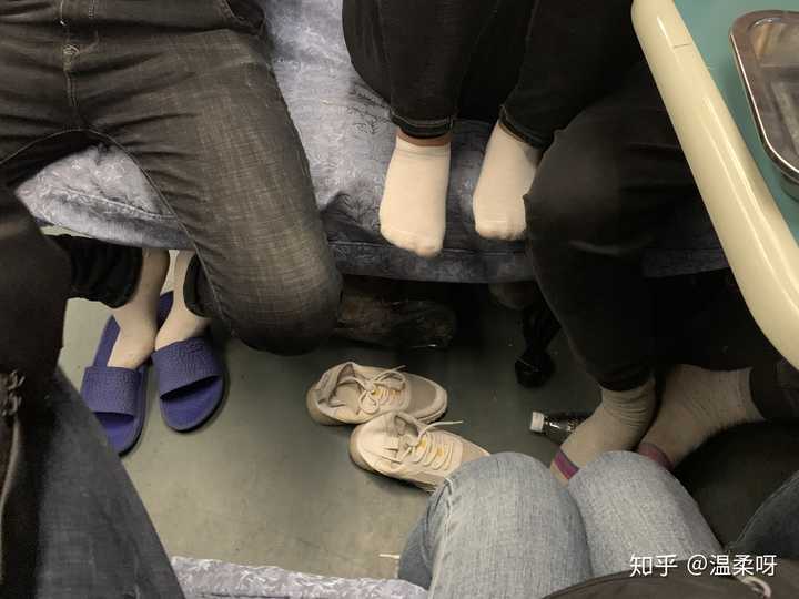 怎么看待在火车上脱鞋的人