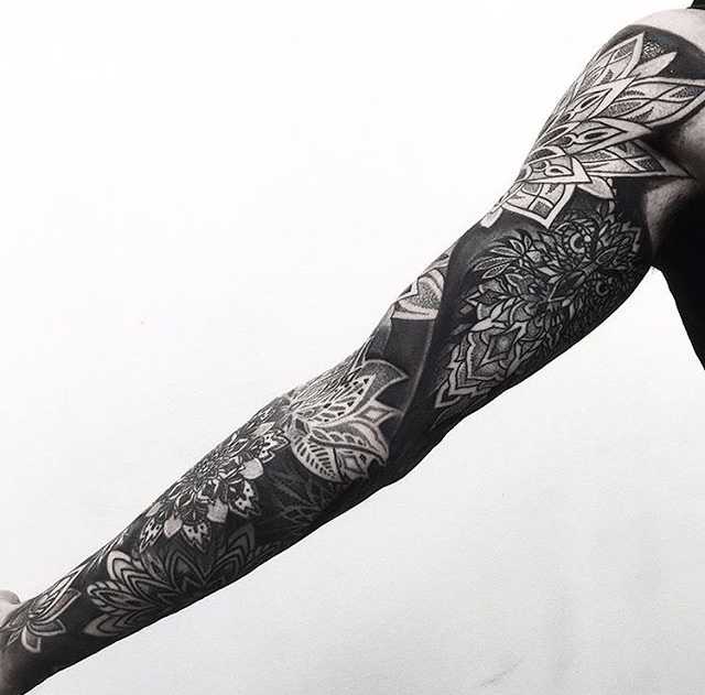 黑臂是非常能出效果的一种纹身. 可以说是国外摇滚硬汉的造型标配了.