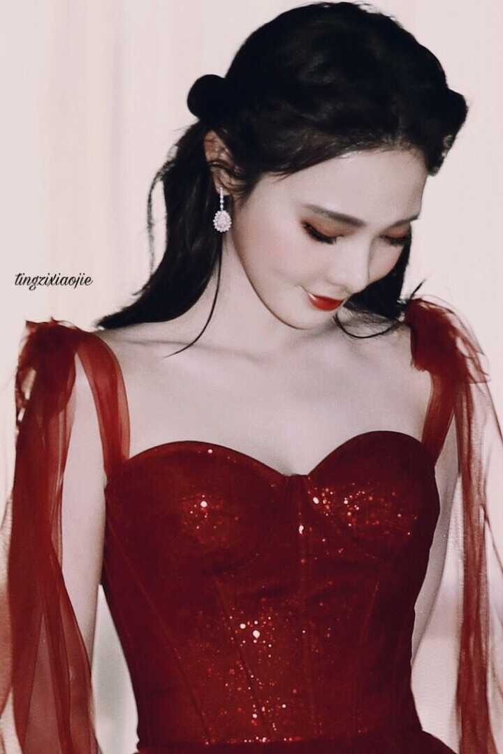 大家有存的让你觉得惊艳的女明星礼服图吗?