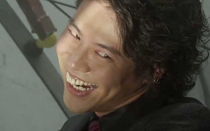 不过相对更出名的,可能是饰演伽古拉的青柳尊哉在剧中的魔性表情.