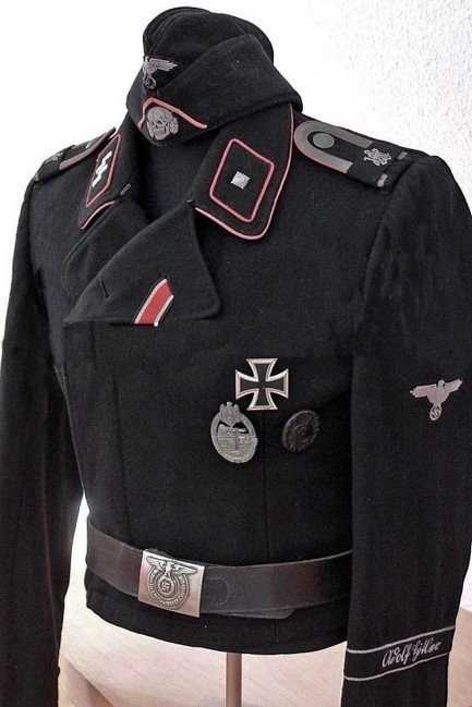 德国党卫军少将皮大衣 : 党卫军装甲兵军服:肩章旁边的粉色边缘线