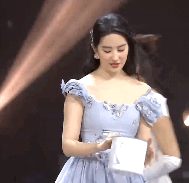 如何评价刘亦菲 2020 微博之夜的造型和搭配?