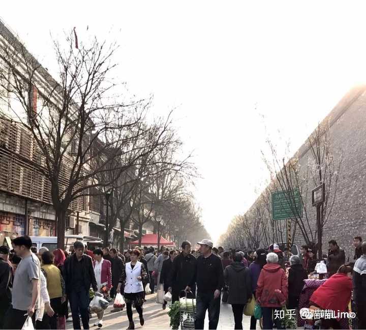 早上九点前还能逛小南门的早市, 感受西安市民真实的日常生活, 这里