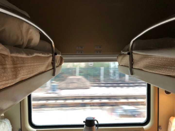 图为z81(大连-北京的全软卧列车),这里的软卧有厚床垫,真的是软的!