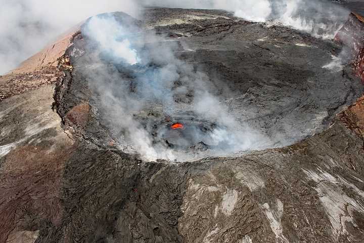 公园内的基拉韦厄火山及冒纳罗亚火山的火山喷发奇观绝对不能错过