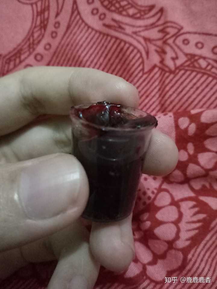 还有更血腥的没有拍,也不敢放出来吓人,作案工具有很多,美工刀修眉刀