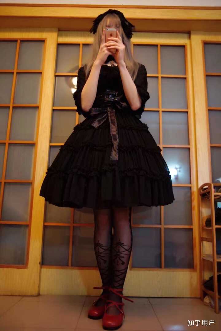 只要有机会就偷穿妈妈的裙子,上大学在寝室里藏女装,睡觉时偷着在被窝