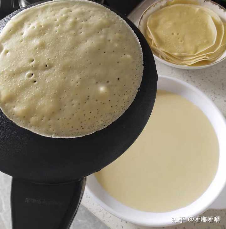 操作简单面糊调好,把薄饼机往里沾下, 加热均匀很快熟了会自动摊下来