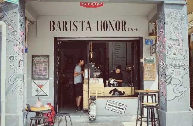 进屋你会看到整面整面墙的手绘插画 很特别很有趣~  3 baristahonor