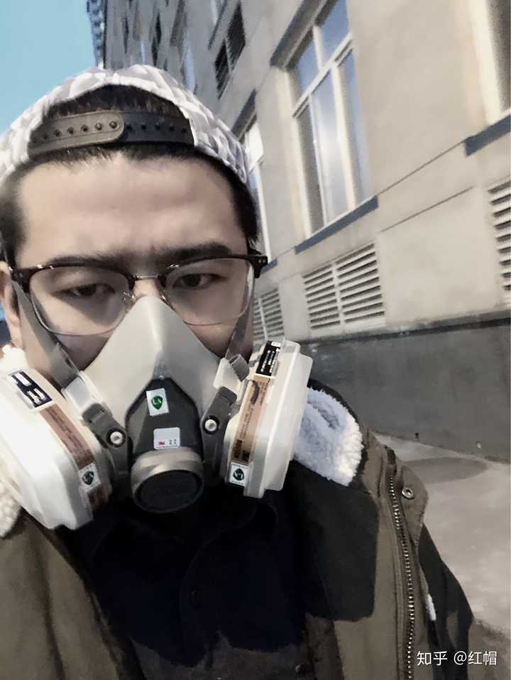 戴防毒面具出门丢人吗?