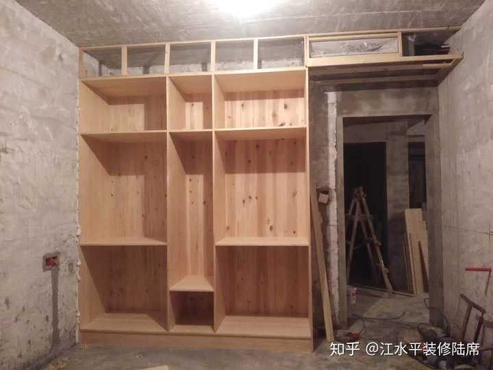 柜子背板用的是杉木板. 侧面板是松木板.