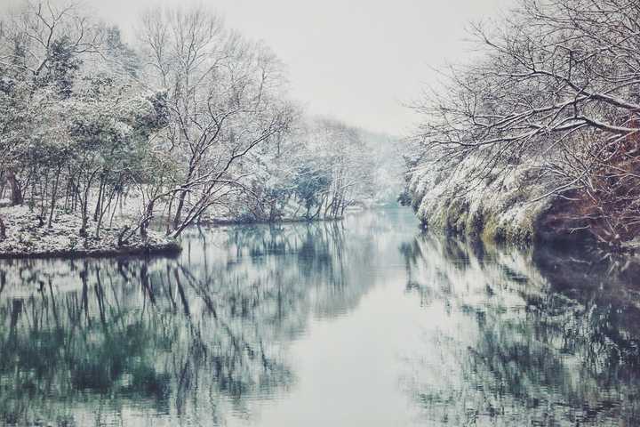 来杭州还不到一年 一直在寻找杭州人少景美的地方 昨天浴鹄湾的雪景真