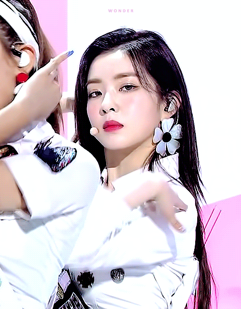 如何看待red velvet 8月回归irene现场表现状态不佳,疑似划水?