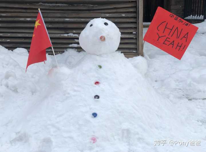 前几天下雪,儿子堆的雪人和写的标语.虽然拼写错了,但是表达个心意吧.