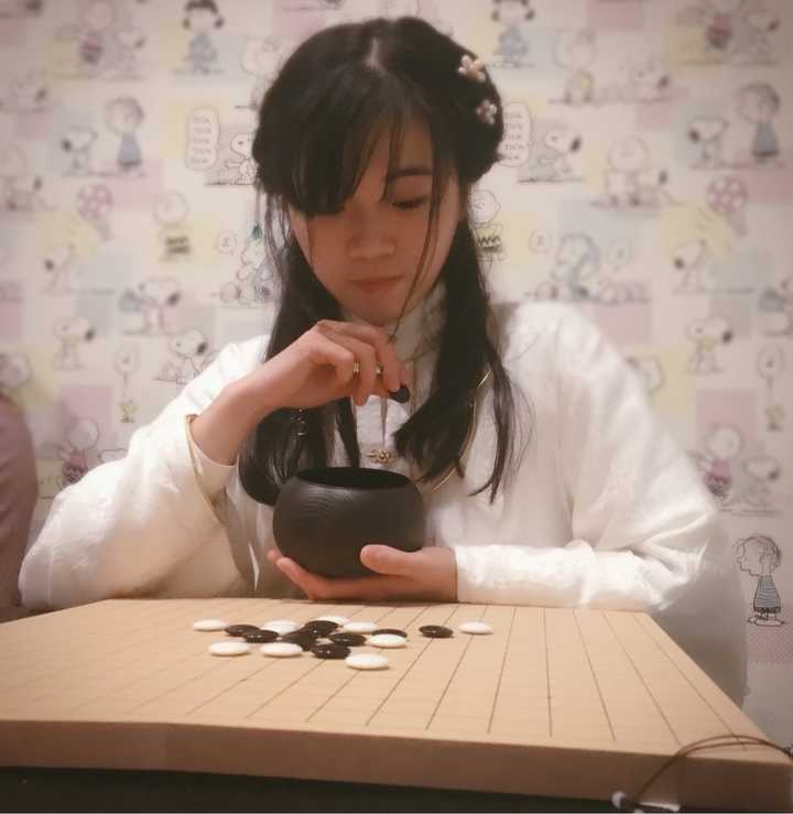 穿着下棋