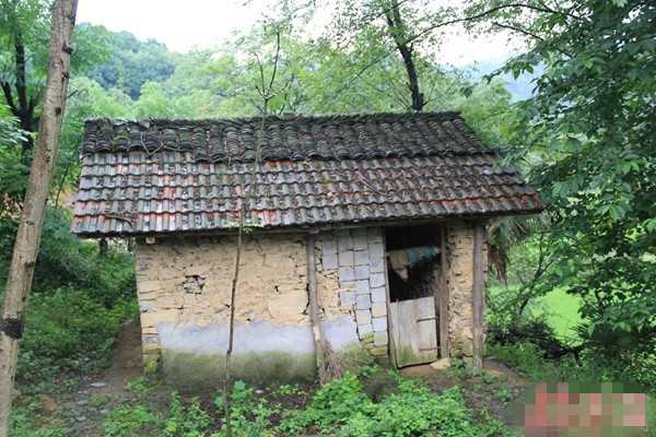 某山村学校厕所(据称垮塌过3次,所幸都没伤到人)