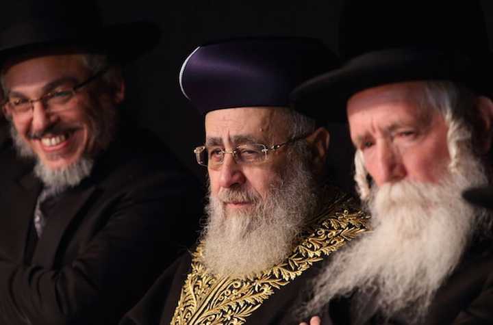 为什么许多犹太男人的装扮都是大衣黑帽,鬓发垂颊,络腮胡,这种装扮的