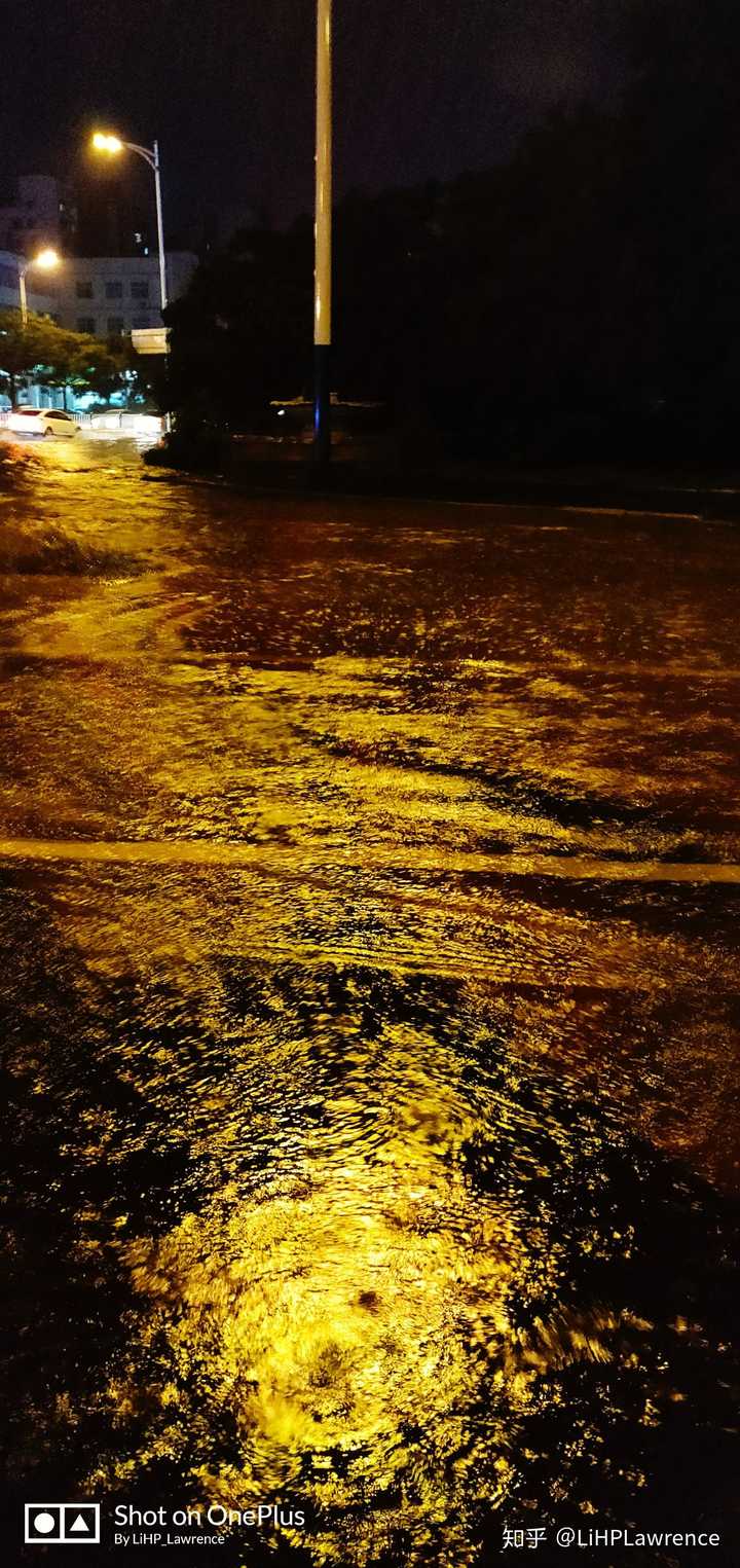 某天下大雨,路淹了在车里随手拍的