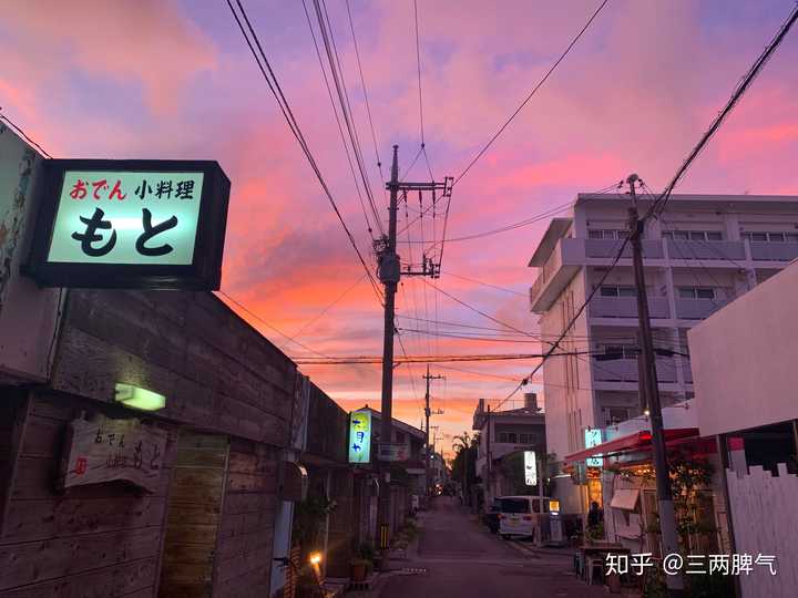 街道很轻,天空很重.