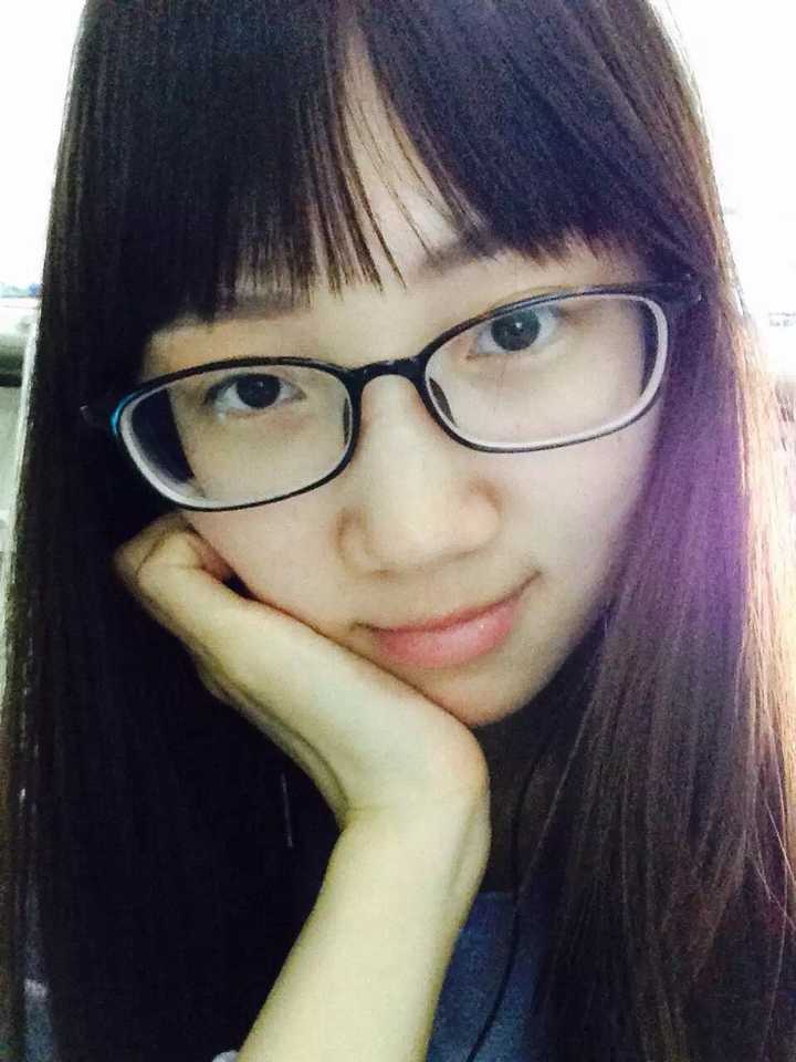 戴眼镜的女孩怎样自拍好看?