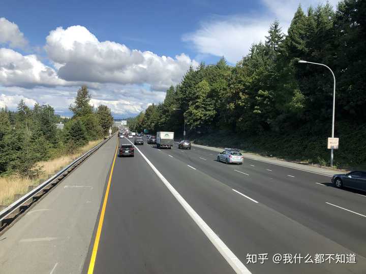 5号州际高速公路,左侧为hov车道(车内2人及以上才能使用)