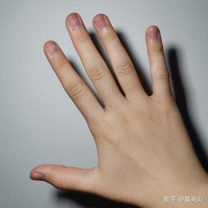 指节还粗指甲面还短 感觉你们的指甲面好歹是细长的   我感觉还行吧也