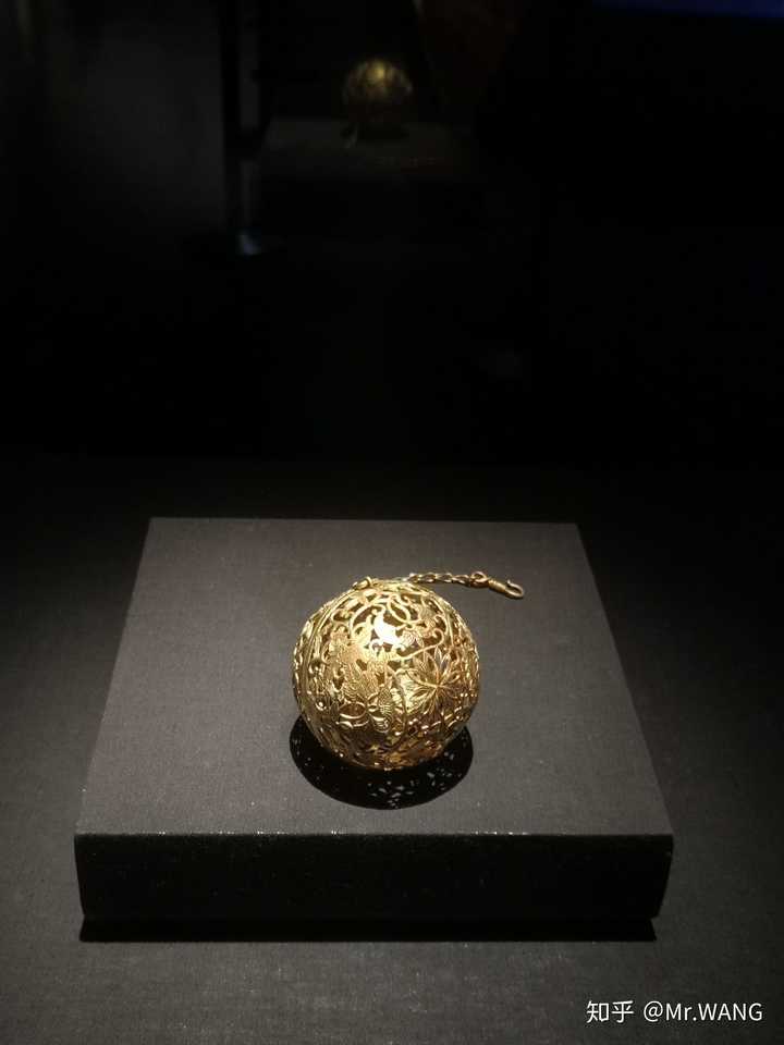 这个好像是故宫在成都博物馆的一个展览中展示的,这镂空的技术,这雕刻