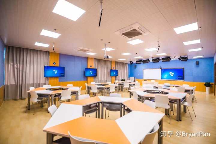 多功能教室,现代化设施和西方教学方式