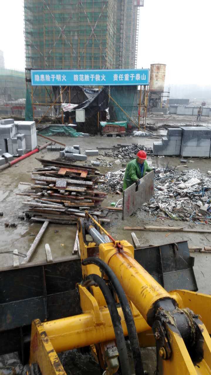 雨天,父亲在工地上捡拾废料.