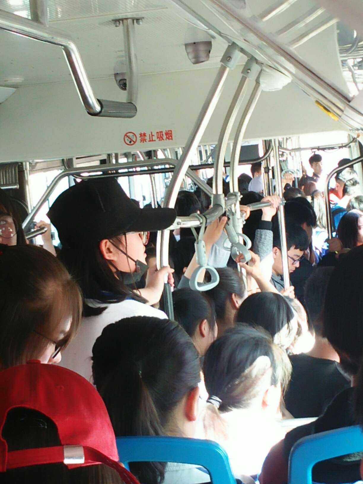 论上下班公交车有多么拥挤!
