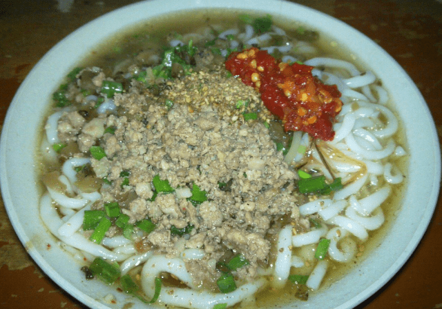 融安滤粉,但比榨粉粗大些,它是用木料挖空制作的一种特殊器具滤制而成