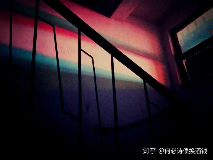 有没有看起来很压抑孤独的全面屏手机壁纸可以推荐的吗?